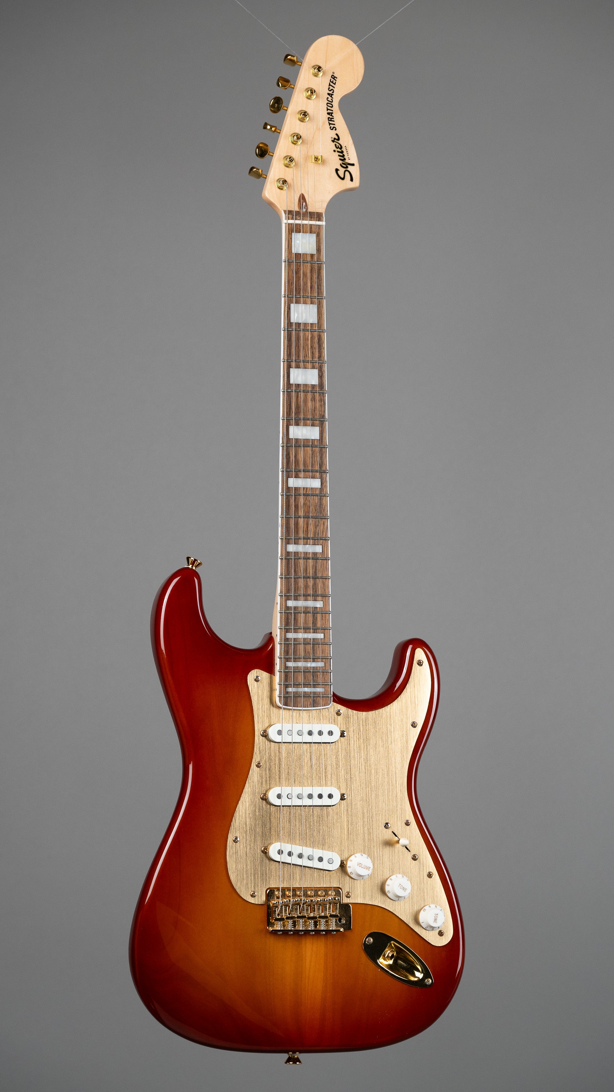 ギター Squier Stratocaster Squier 40th Anniversary Stratocaster Gold Edition review: Is