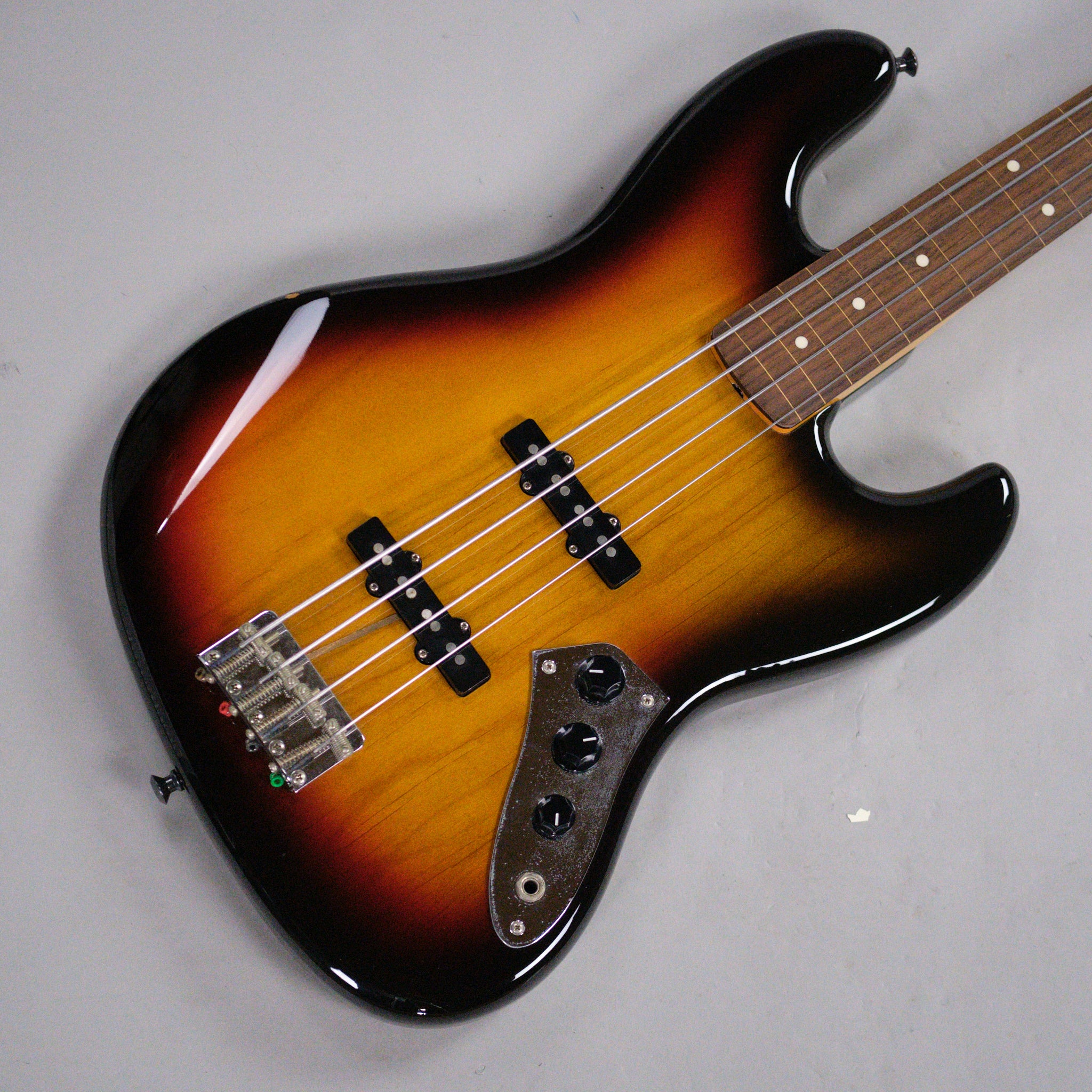 2006 Fender Fretless Jazz Bass (Japan, Sunburst)