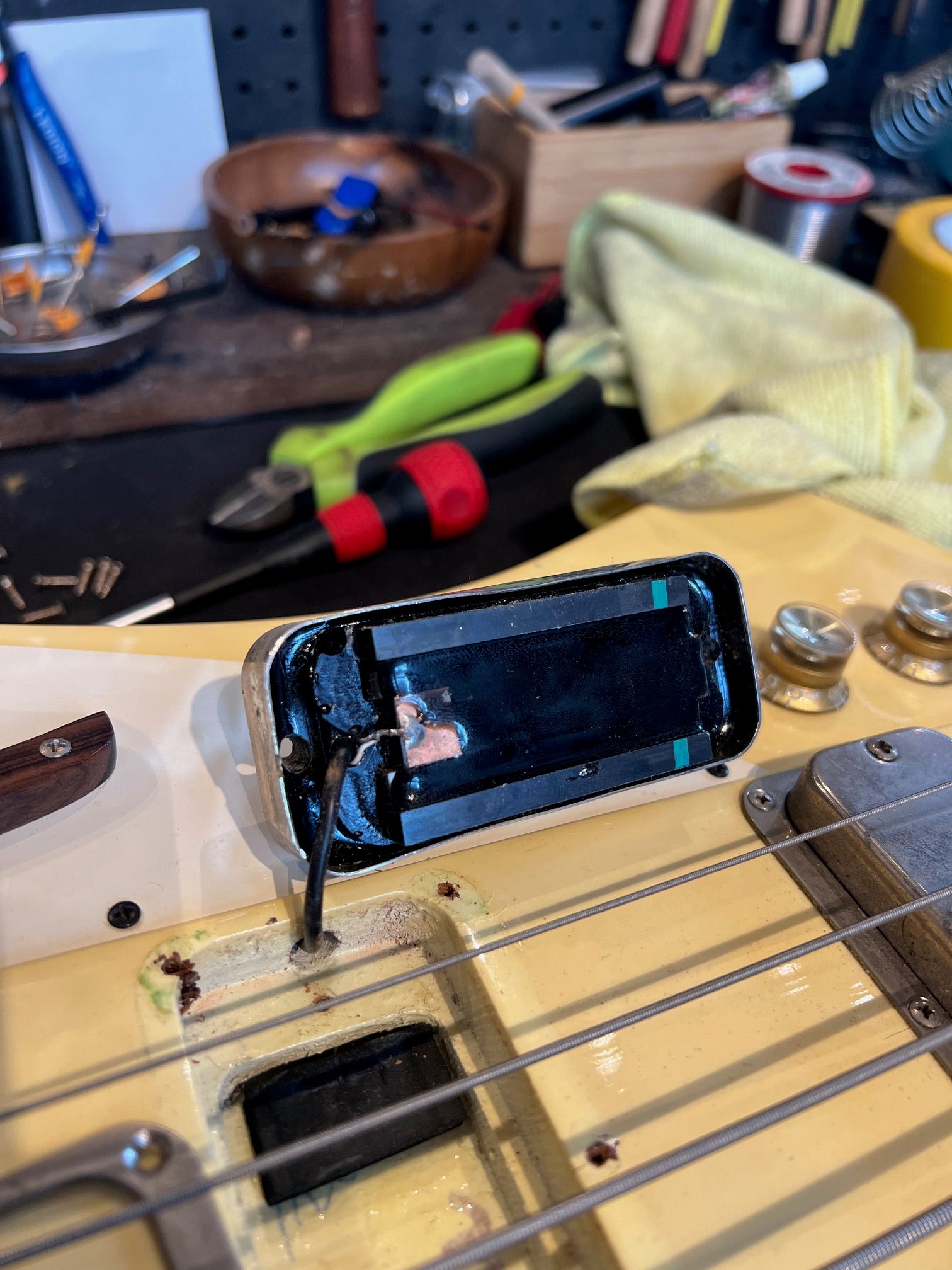 1998 Gibson Thunderbird IV (USA, White, OHSC)