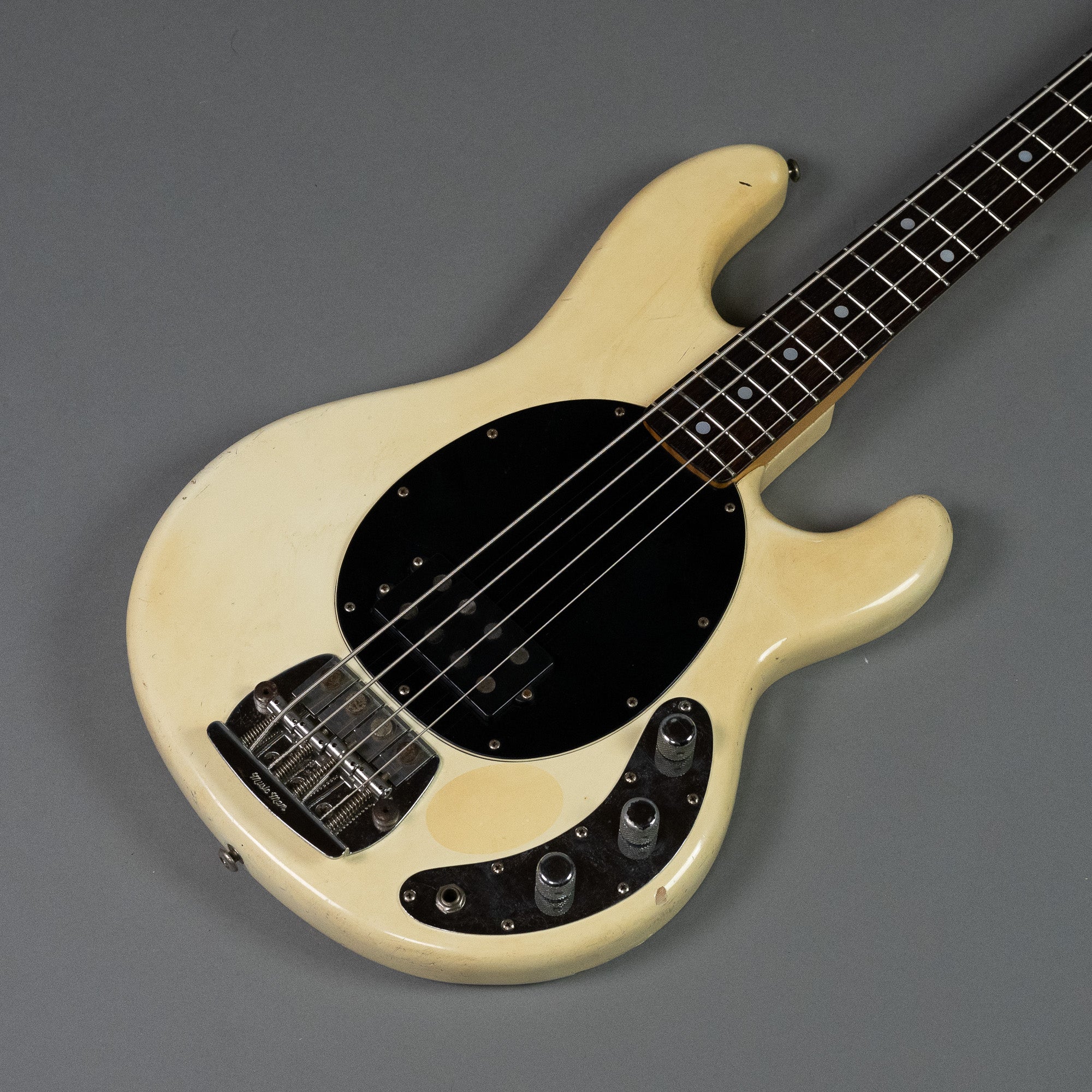 Music Man StingRay Bass ヴィンテージ美品 1983 Musicman Stingray (White, USA, OHSC)