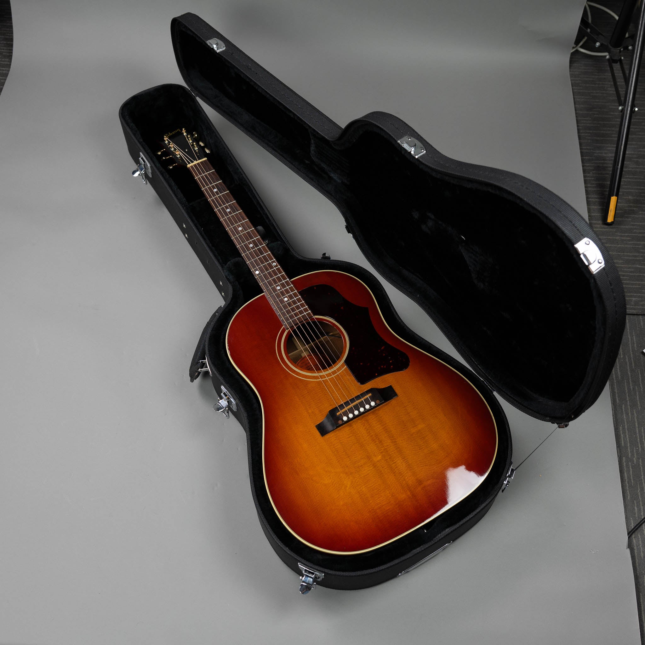 1999 Gibson J-45 (USA, Heritage Cherry Sunburst, Pickup, HSC)