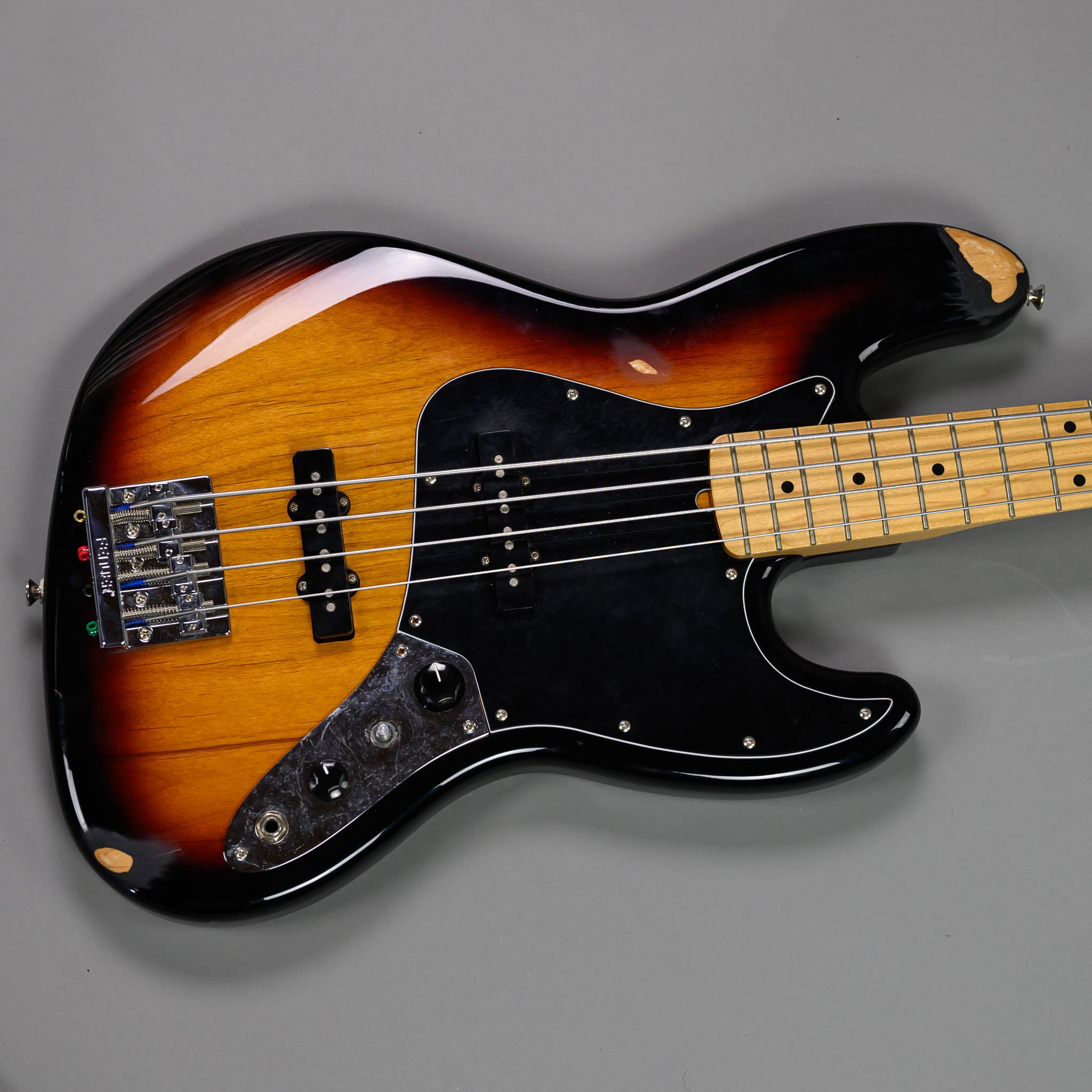 2015 Fender Jazz Bass Standard (Mexico, Sunburst)