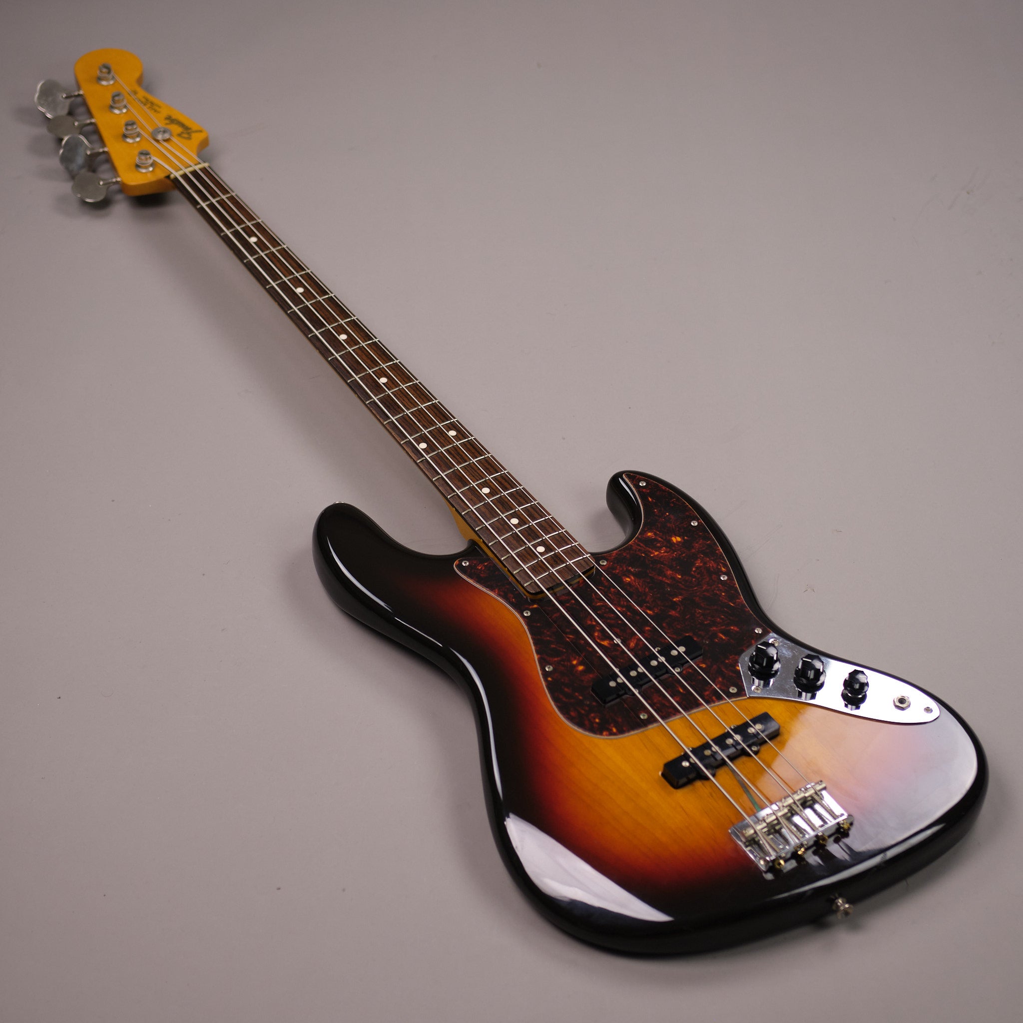 2005 Fender  Jazz Bass (Japan, Sunburst)