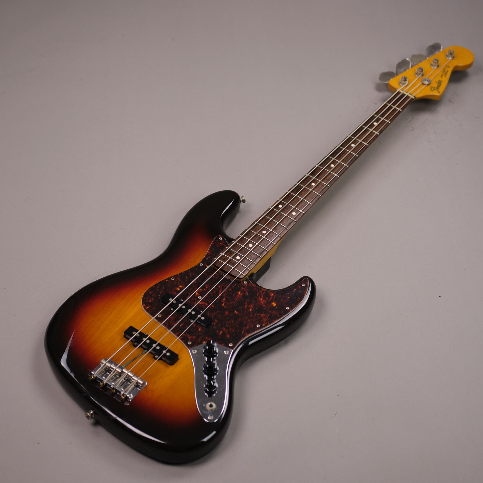 2005 Fender  Jazz Bass (Japan, Sunburst)