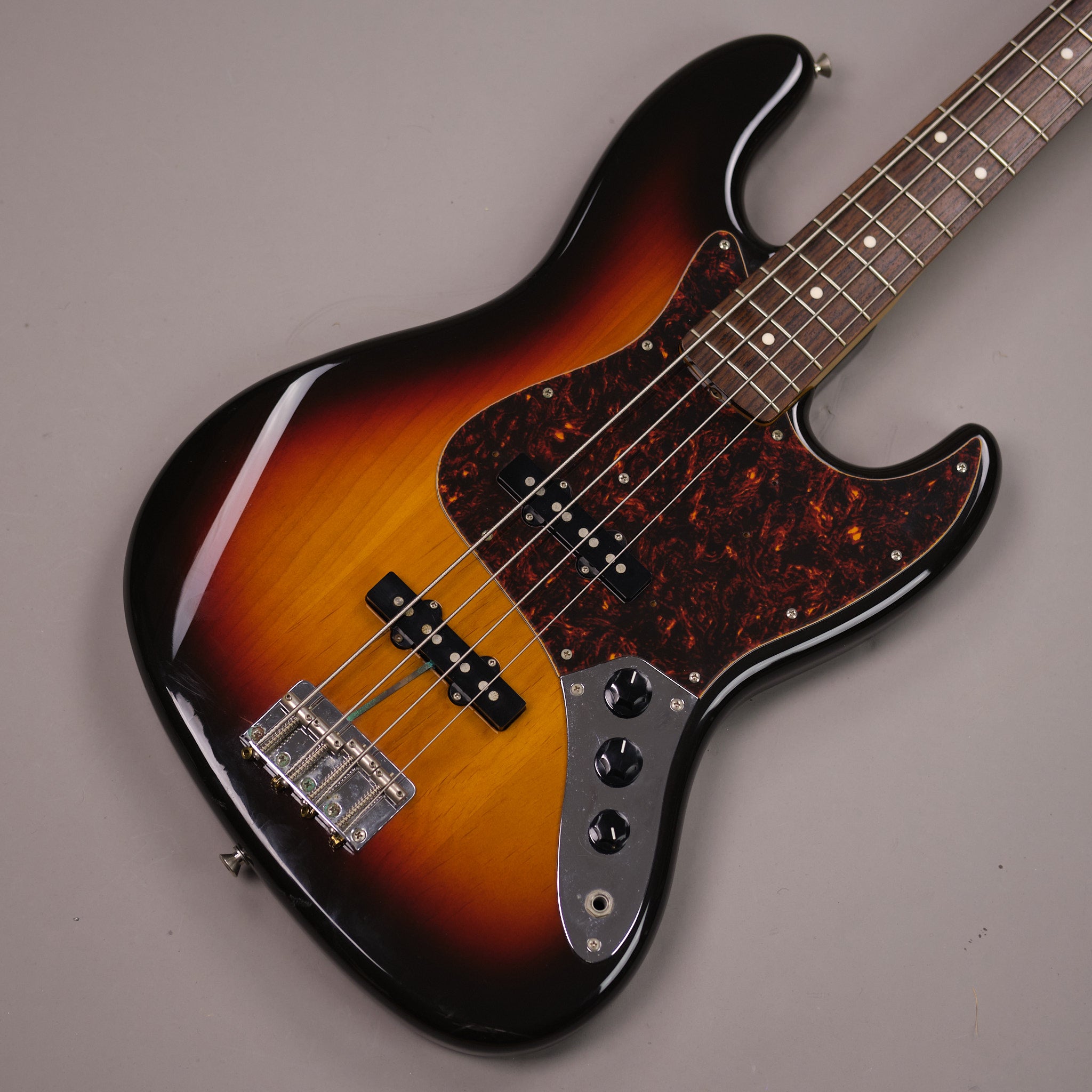 2005 Fender  Jazz Bass (Japan, Sunburst)